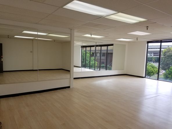 GOOD LOOKING OFFICE, NEW WOOD FLOORING. EASY LEASE